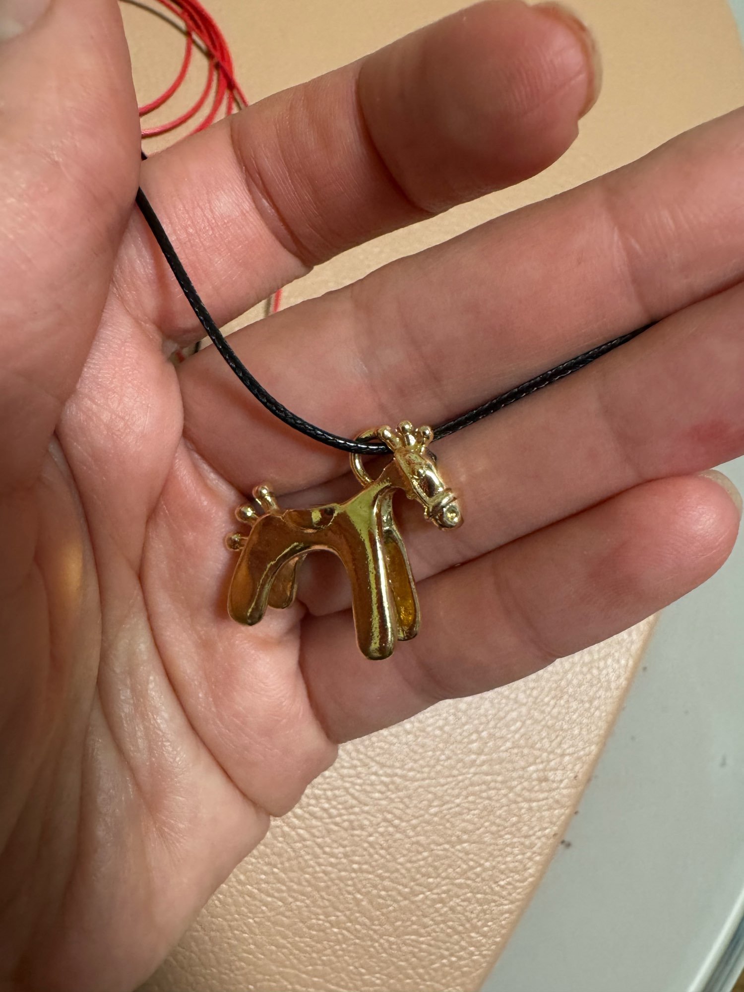 Colgante dorado fotografiado por una cliente