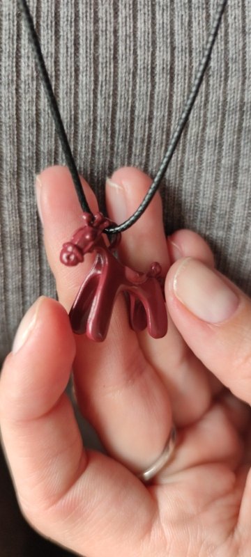 Collar de colgante rojo sobre una prenda
